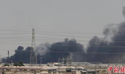 资料图：当地时间2019年9月14日，卫星云图显示沙特阿美石油公司遭无人机袭击的两处石油设施，浓烟滚滚。