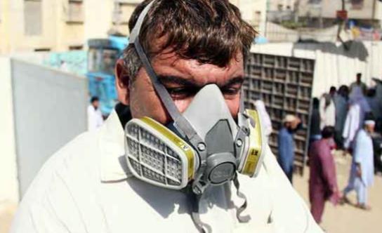 巴基斯坦卡拉奇市的居民为防止吸入有毒气体而佩戴口罩。巴基斯坦《国际新闻报》截图