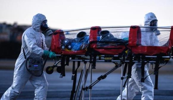 当地时间2020年7月22日，巴西米纳斯吉拉斯州贝洛奥里藏特潘普利亚机场，当地军事部队成员身穿防护装备，演练使用“气泡担架”运送新冠肺炎患者。