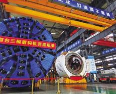 我国自主研发的全球首台三模盾构机在广州完成组装