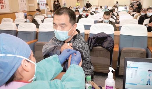 首批广州“的哥”接种新冠疫苗 注射后留观30分钟